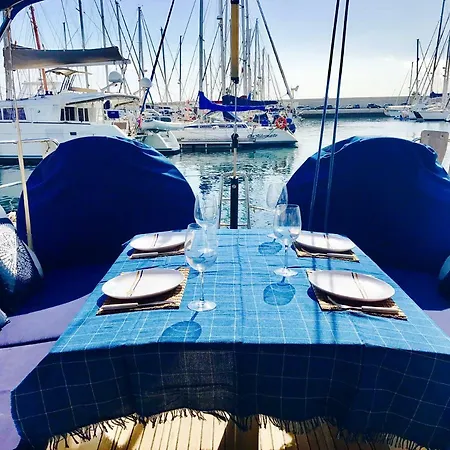 Mar Azul Botel