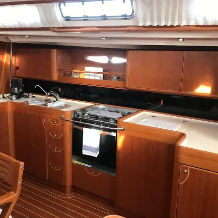 Mar Azul Botel *